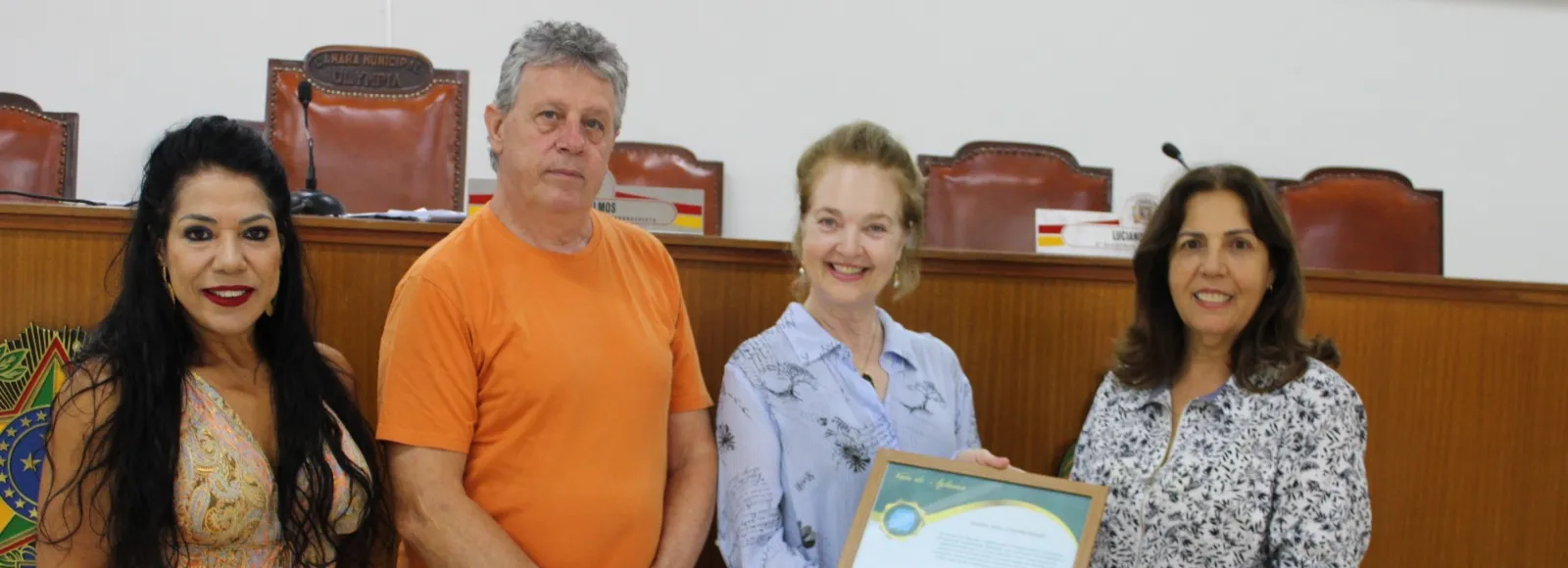 Representantes da Associação Cultural “Samba Sem Compromisso recebem voto de aplauso 