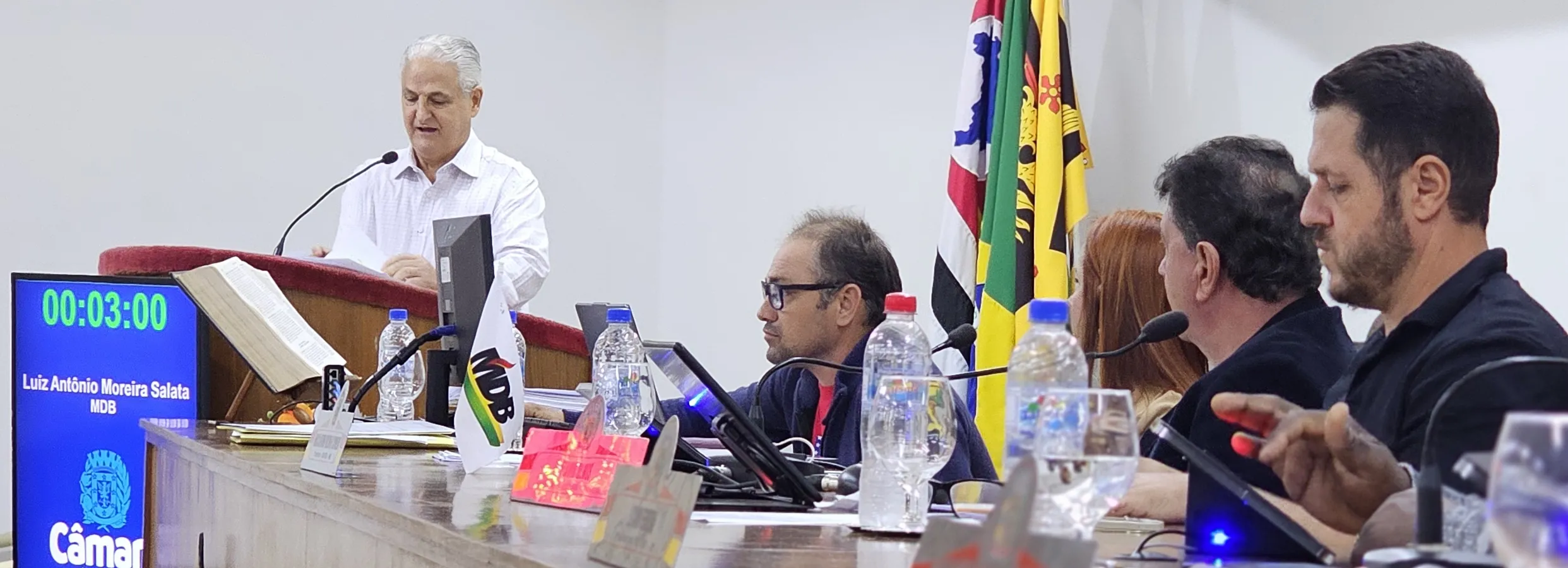 Salata reage a ataques de Fernando Cunha e defende vereadores na tribuna da Câmara