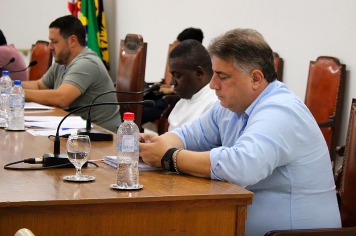 Câmara de Olímpia aprova projetos e debate uso da taxa de iluminação