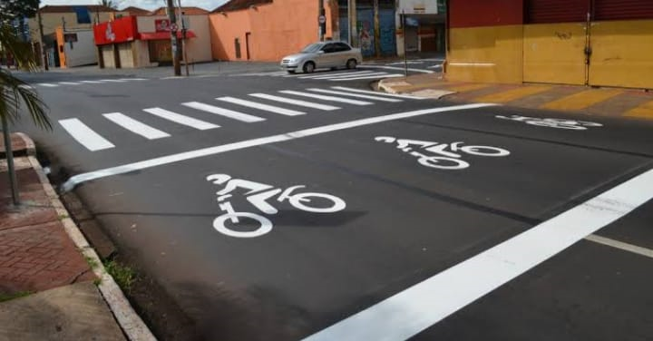 Projeto de lei visa implantar sinalização de solo para ciclistas e motociclistas