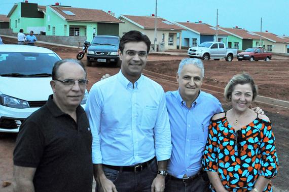Presidente Salata e prefeito eleito Fernando Cunha participam do sorteio de moradias do CDHU em Baguaçu