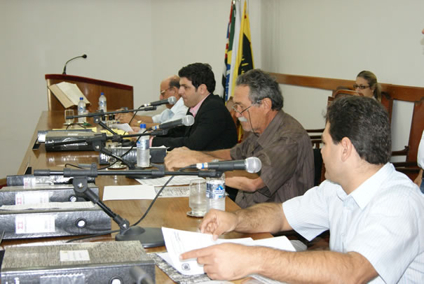 Salata concorda com pedido de bancada e retira urgência de projeto que extinguiria “Frente de Trabalho”