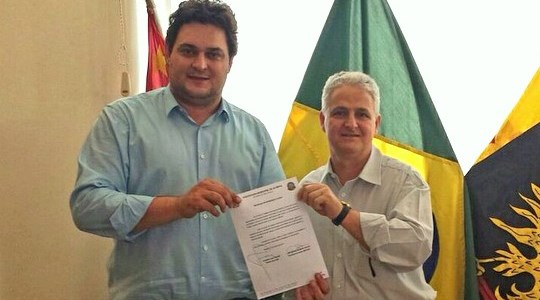 Resenha 2015 jan: Salata e Geninho assinam protocolo para revogação de leis em desuso