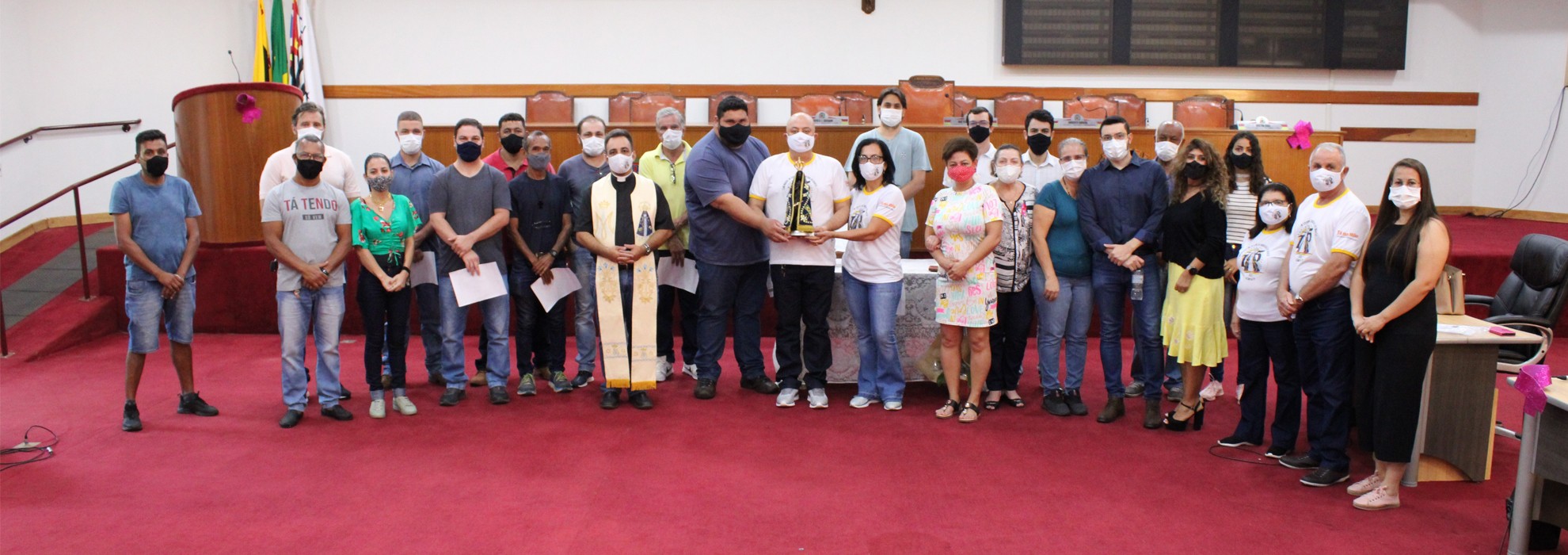 Padre Ivanaldo visita a Câmara Municipal com imagem de Nossa Senhora Aparecida