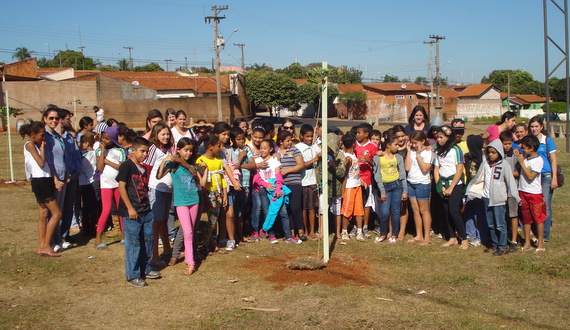 Edil Marcão Coca efetiva plantios de árvores na COHAB IV, com ajuda de Escola