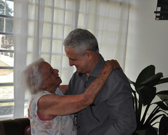 Presidente Salata se emociona no Centro Dia do Idoso com orquestra jovem de violões da ABECAO