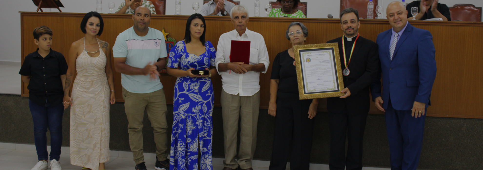 Padre Ivanaldo é condecorado com Comenda do Mérito Comunitário Professor José Sant'anna