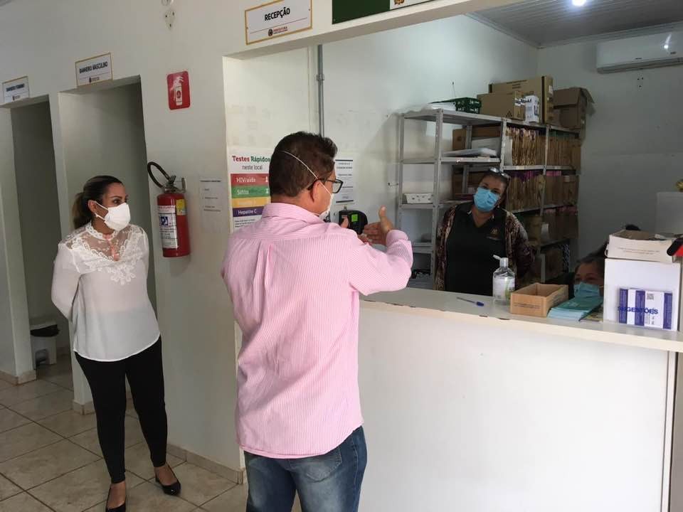 Presidente da Câmara visita UBS acompanhado de secretária de saúde