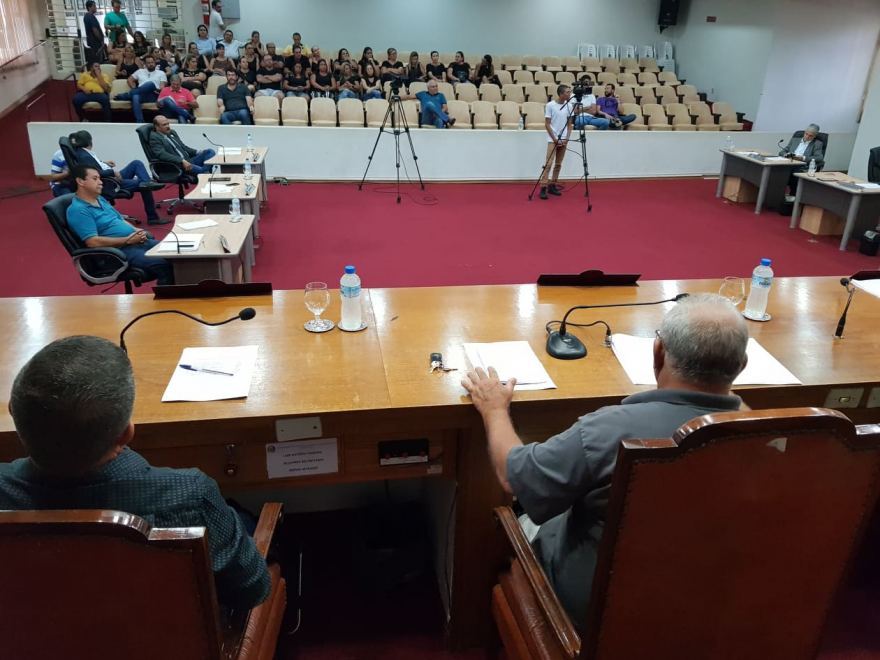 Vereadores realizam a última sessão do mês deliberando 3 e votando 8 projetos