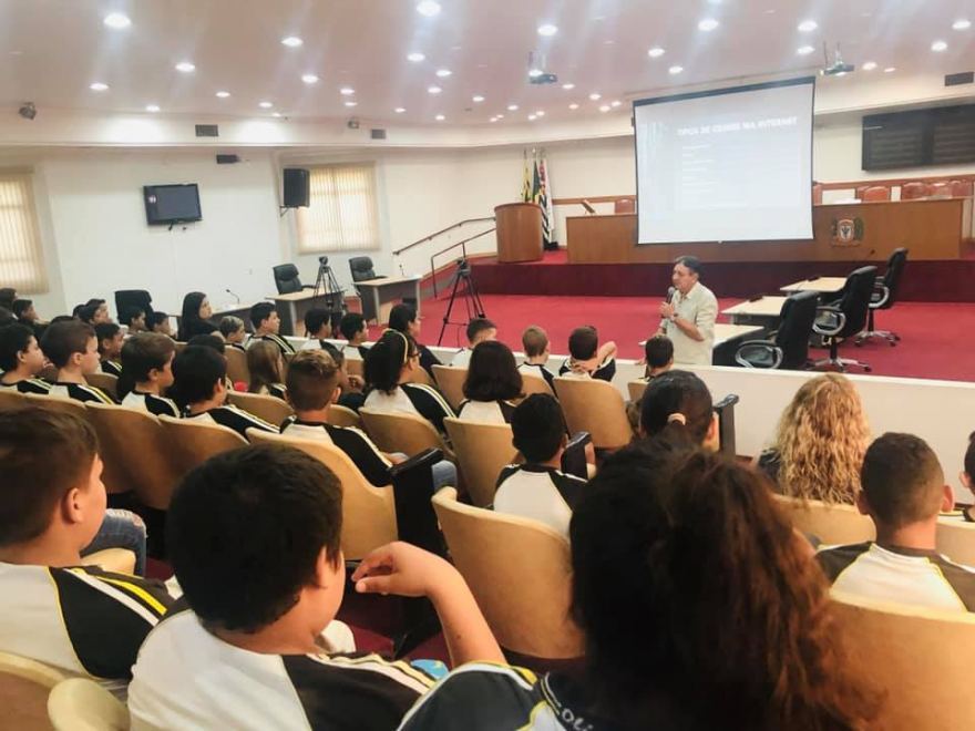 PALESTRA SOBRE PREVENÇÃO DE CRIMES DA INTERNET REÚNE ALUNOS DE ESCOLAS MUNICIPAIS