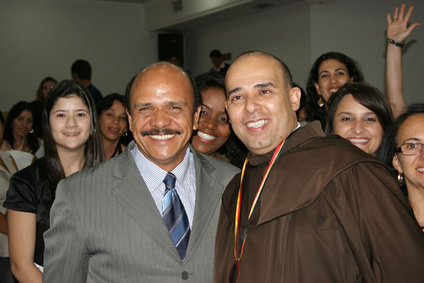 Frei Ailton recebe Medalha de Honra e mostra o quanto é querido em sessão solene