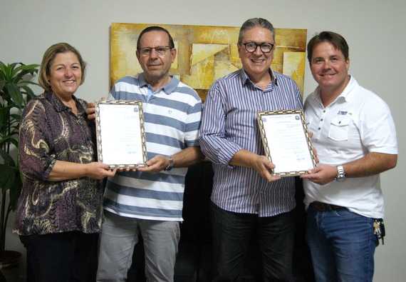 Edis entregam a cópia da lei que criou o “Dia do Maçom” aos veneráveis mestres