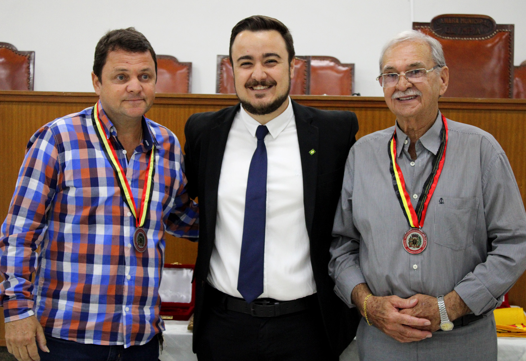 Câmara de Olímpia homenageia J. Ângelo e Juninho Viola em noite de emoção