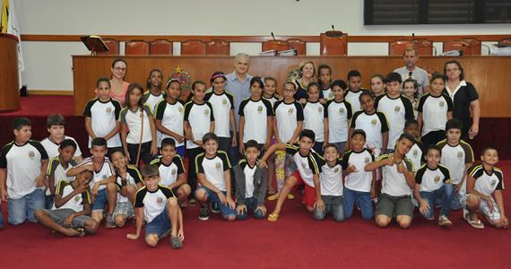 Câmara recebe estudantes da Escola Santo Seno para conhecer o Legislativo de Olímpia