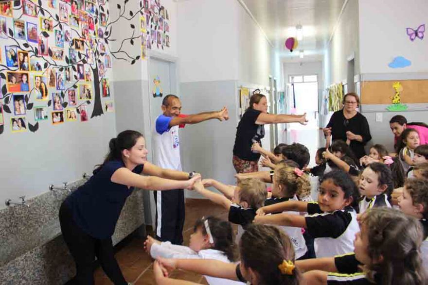 Atleta visita Escola Eugênio Zacarelli para incentivo à prática esportiva