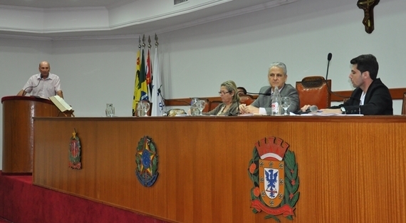 Concessionário de serviço funerário e cemiterial comparece na Câmara para prestar esclarecimentos