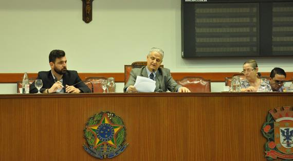 Sessão debate veto total à contratação de mão de obra local mas ele fica mantido