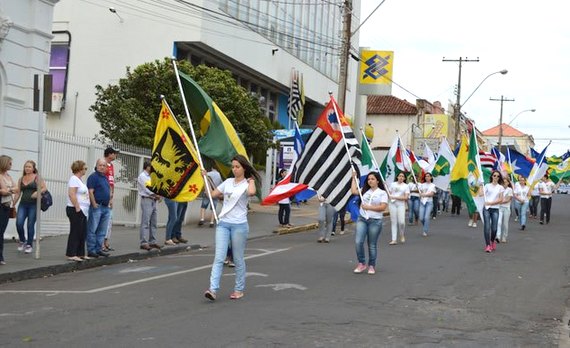 Salata, Cristina Reale e Pastor Leonardo participam do desfile de 7 de setembro