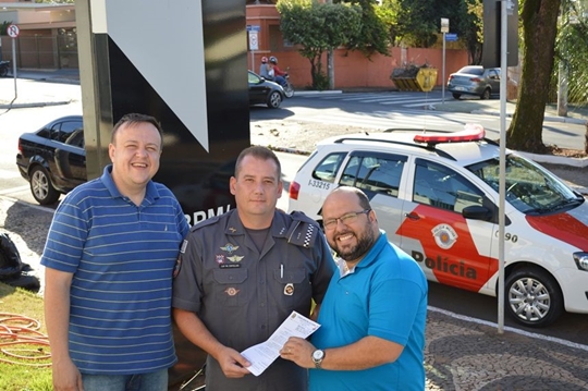 Moção de Apoio do Vereador Pastor Leonardo é entregue ao Capitão da PM