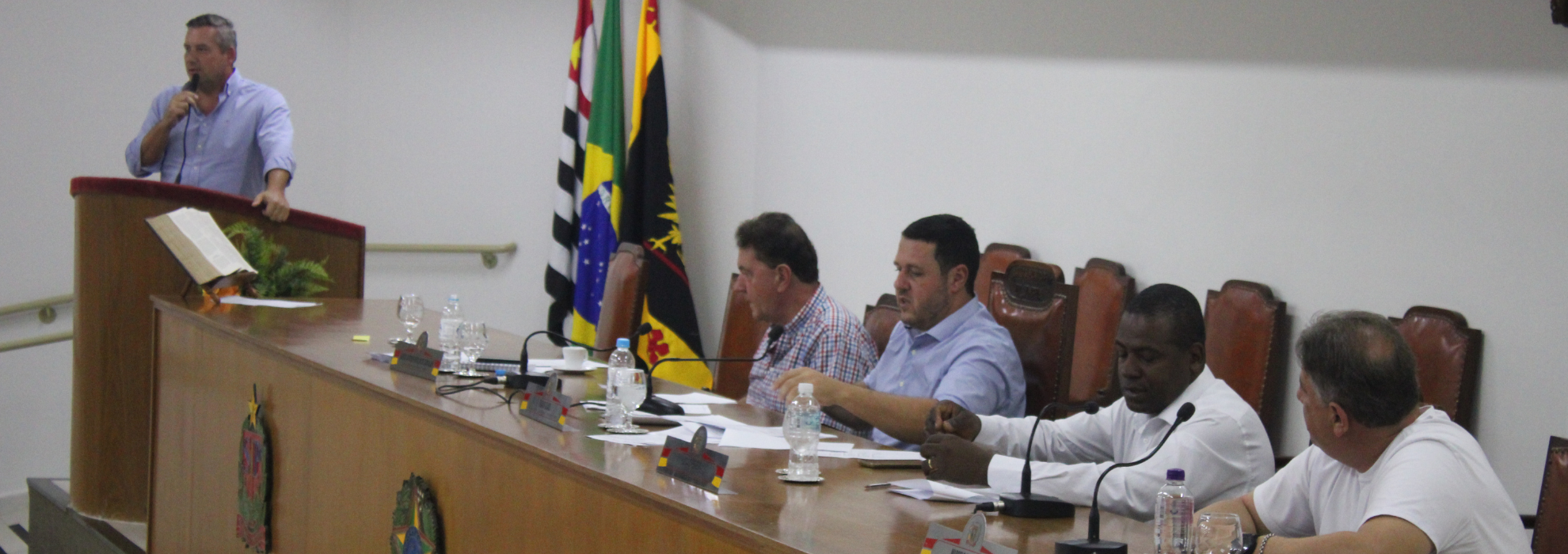 Câmara aprova 12 matérias em dia de visita de secretário de segurança