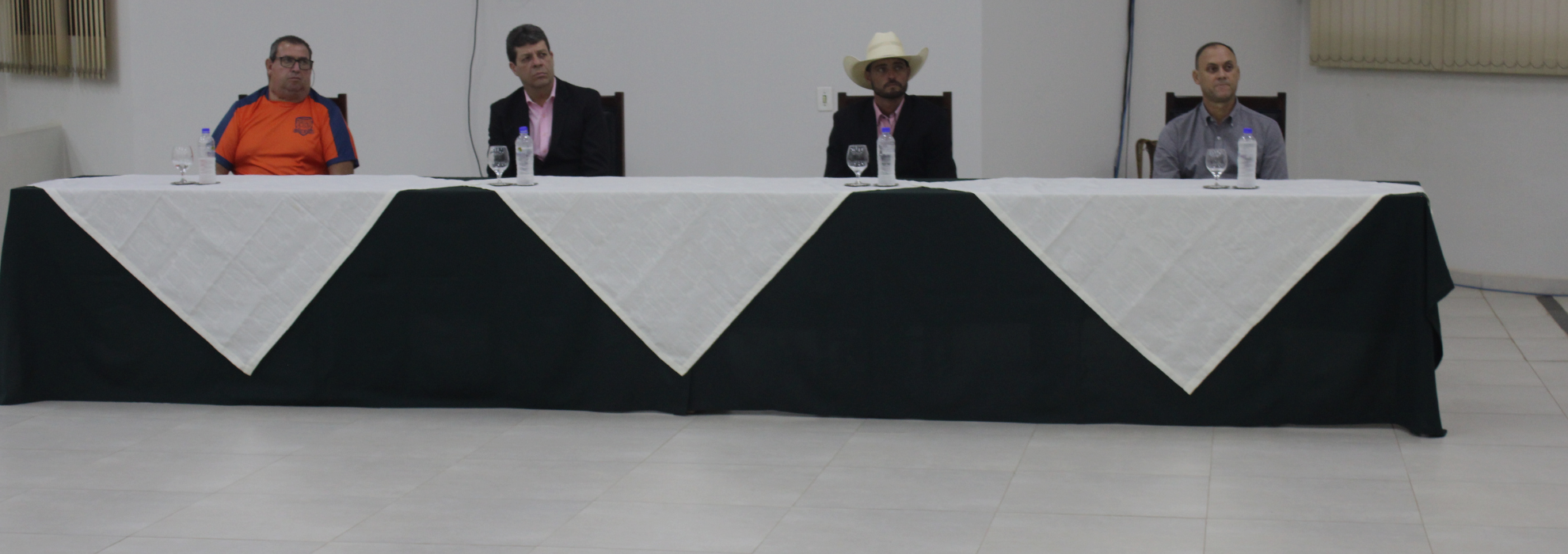 Câmara condecora quatro cidadãos com medalha do mérito esportivo