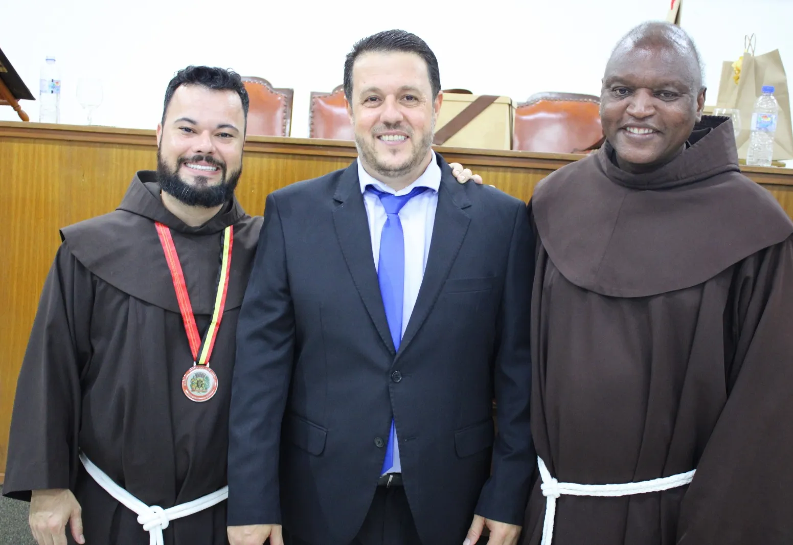 Homenagens aos freis marcam transição no Santuário e comovem público na Câmara