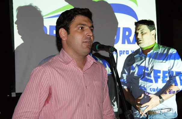 Guto inaugura Minicampo Pacífico de Sousa e Silva na São José com prefeito Geninho